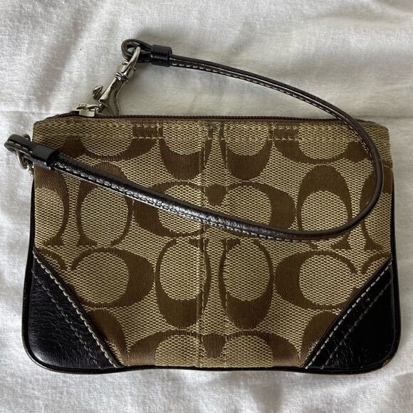 Coach Handbags - COACH wristlet 
